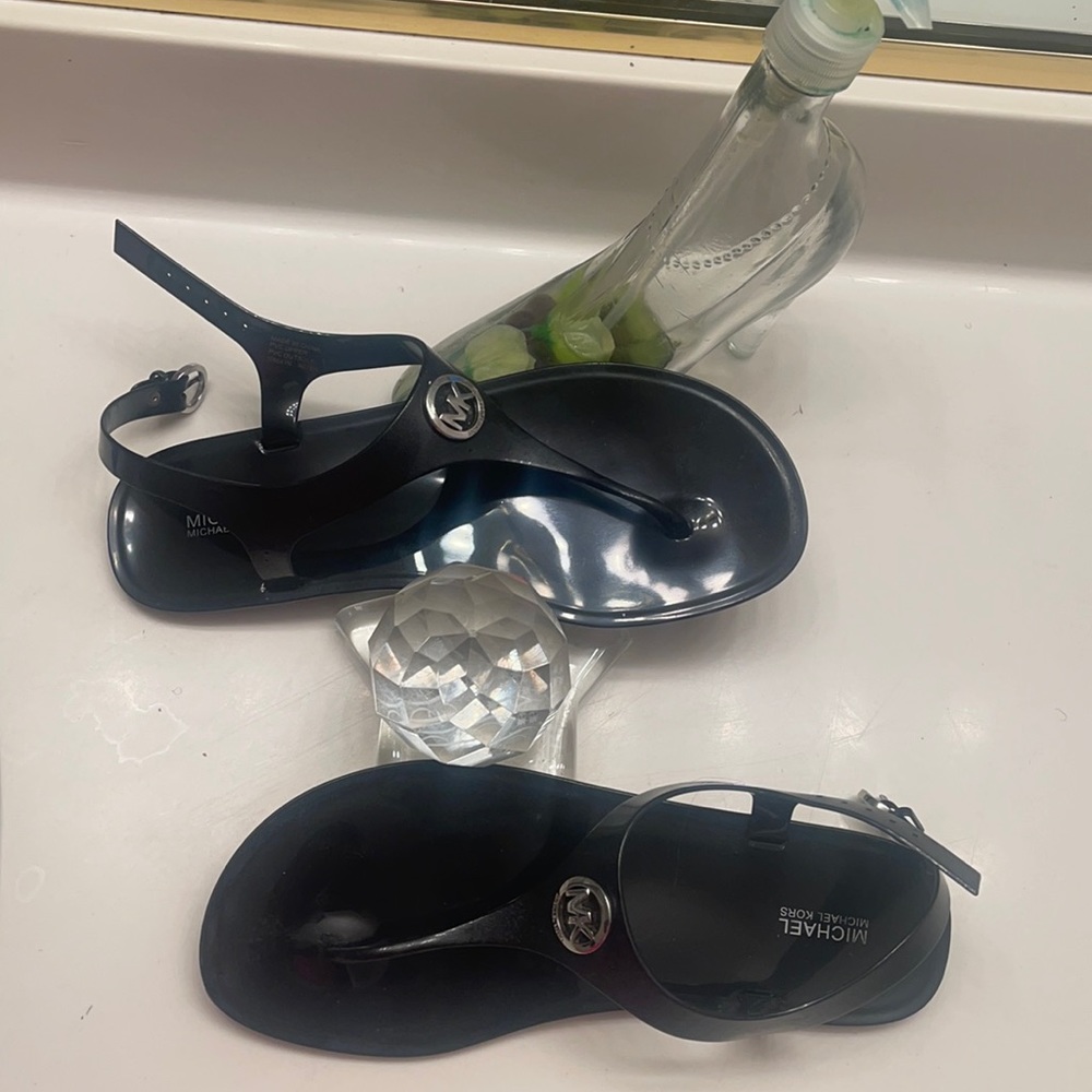 MICHAEL KORS SLIPPERS. CUTE MU$T HAVE.. 🥰👍🏽